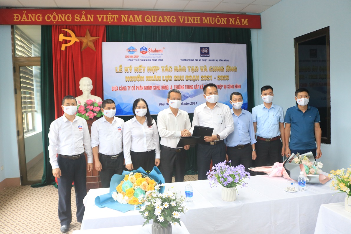 Song Hong Aluminum Joint Stock Company (SHALUMI) signed a Cooperation Agreement to train and supply human resources for the period of 2021-2025 with Song Hong Technical - Professional Intermediate School