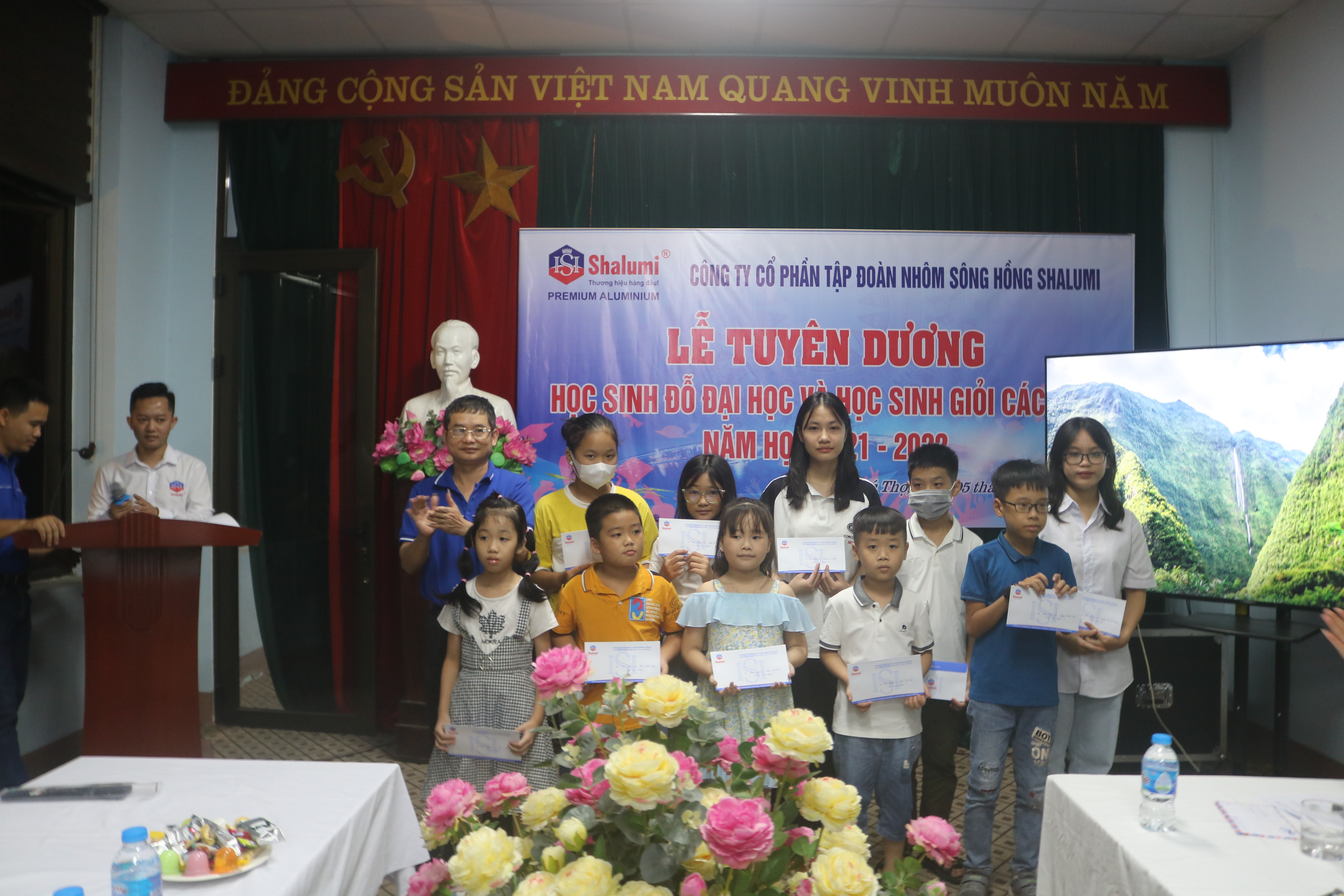 Lễ  tuyên dương, khen thưởng cho 116 em học sinh giỏi các cấp là con của CBCNV Công ty cổ phần Tập đoàn Nhôm Sông Hồng Shalumi